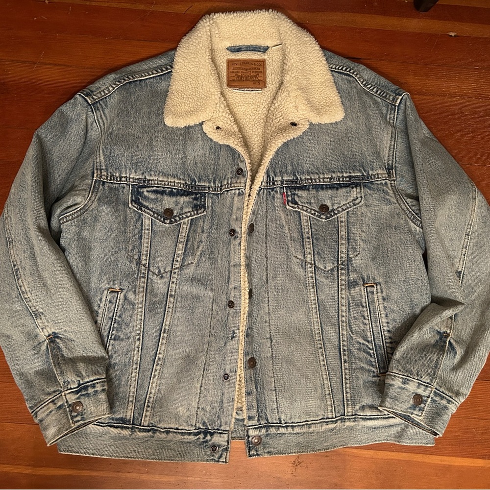 Levi’s trucker denim fleece lined size small jacket